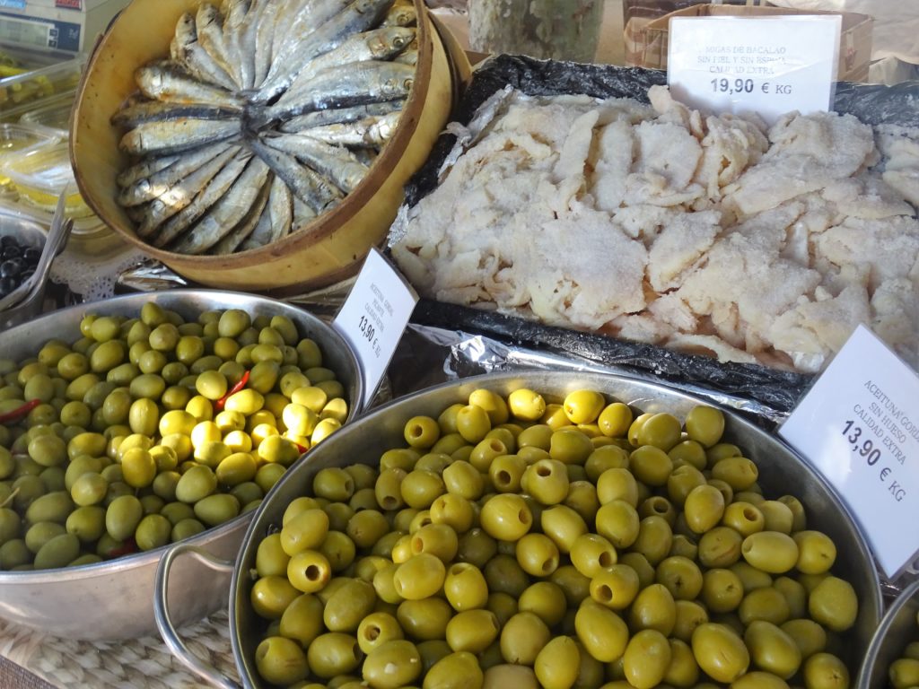 Puesto-de-encurtidos-en-mercado-tradicional-de-Mallorca