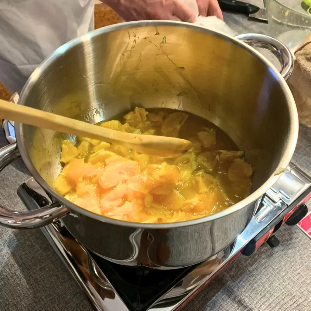 olla cocinando mermelada de naranja