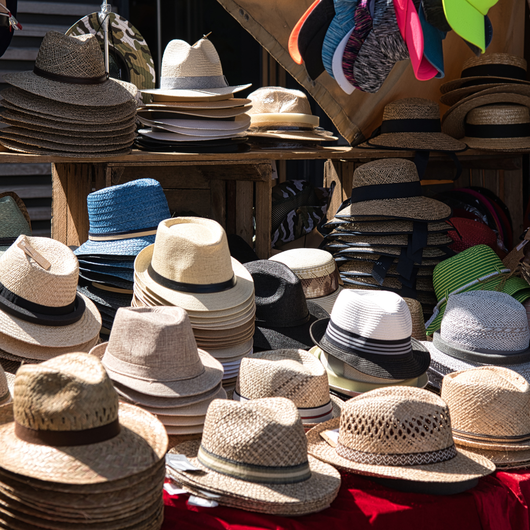 montones-de-sombreros-en-mercado