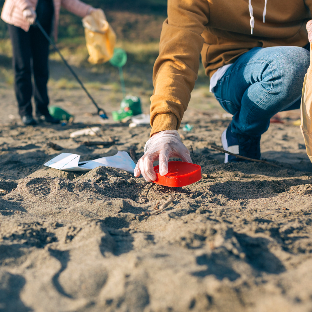 personas recogiendo basura en la playa